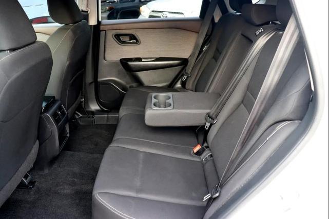 Photo of 2023 Glacier White Nissan Rogue