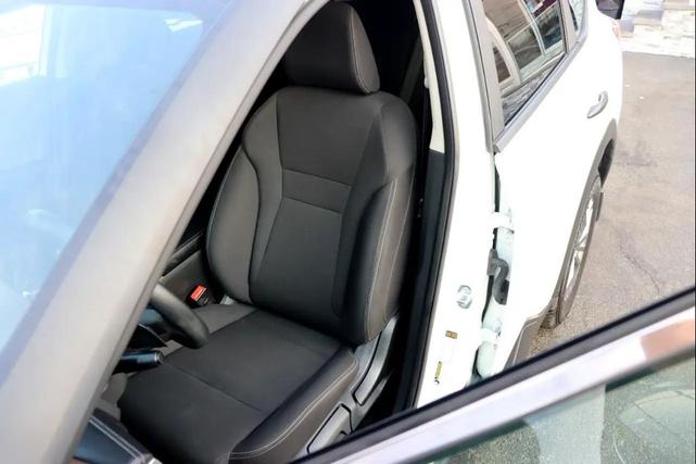 Photo of 2023 Glacier White Nissan Rogue
