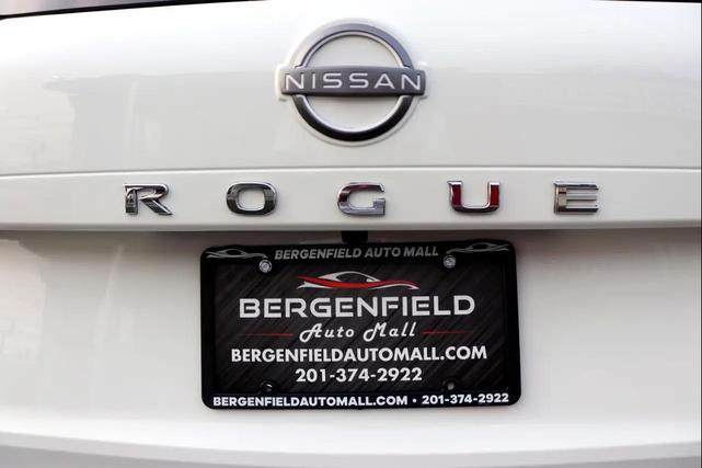 Photo of 2023 Glacier White Nissan Rogue
