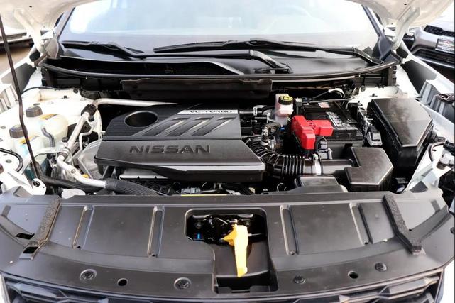 Photo of 2023 Glacier White Nissan Rogue