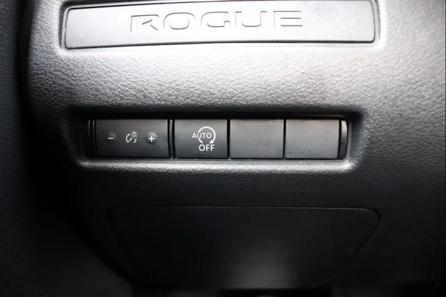 Photo of 2023 Glacier White Nissan Rogue