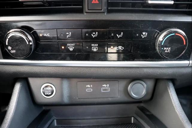 Photo of 2023 Glacier White Nissan Rogue