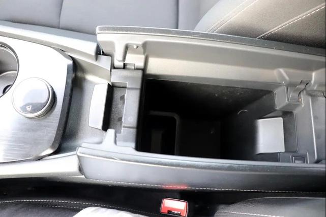 Photo of 2023 Glacier White Nissan Rogue