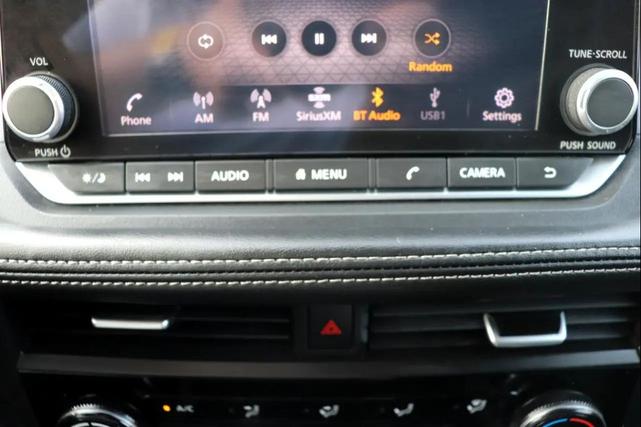 Photo of 2023 Glacier White Nissan Rogue