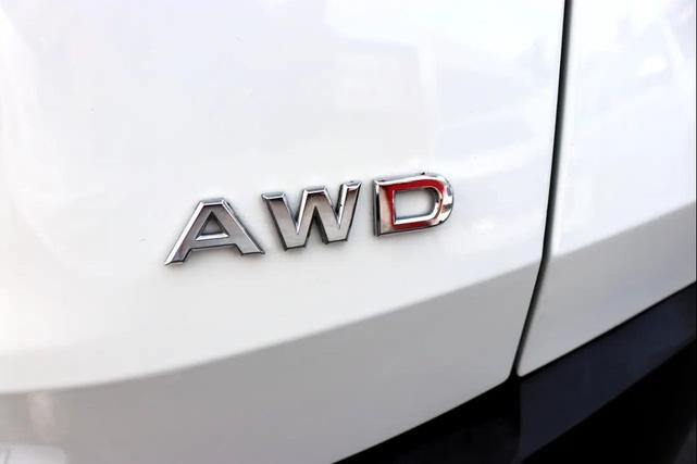 Photo of 2023 Glacier White Nissan Rogue