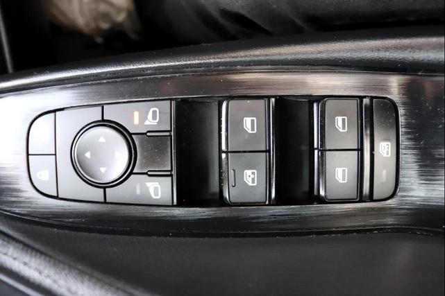 Photo of 2023 Glacier White Nissan Rogue