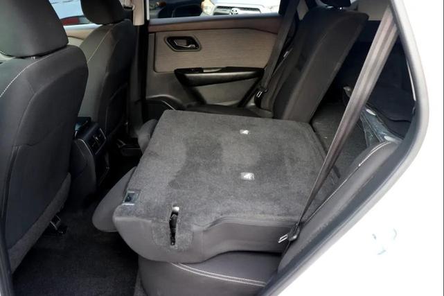 Photo of 2023 Glacier White Nissan Rogue