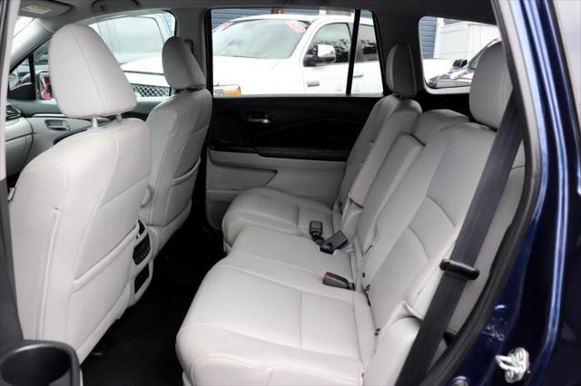Photo of 2017 Blue Honda Pilot