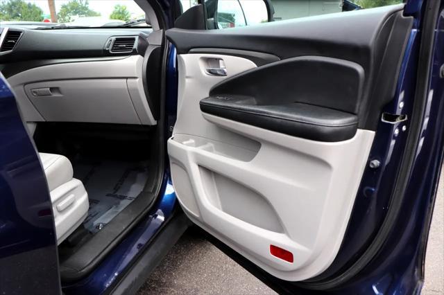 Photo of 2017 Blue Honda Pilot