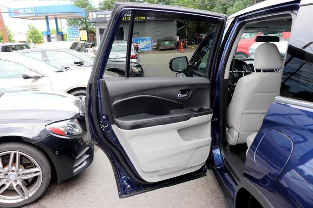Photo of 2017 Blue Honda Pilot