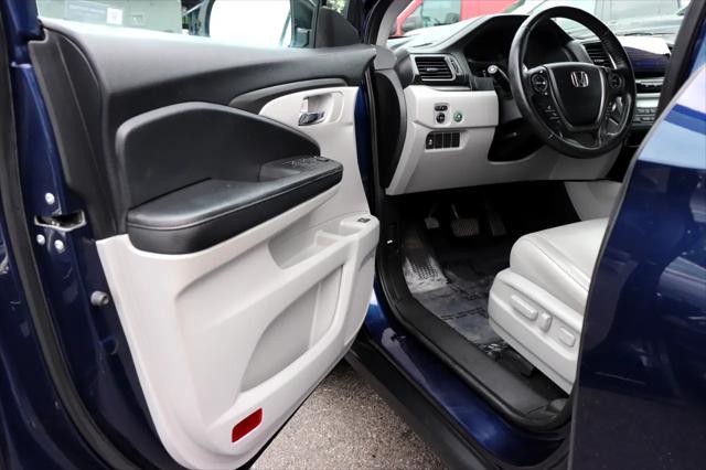 Photo of 2017 Blue Honda Pilot