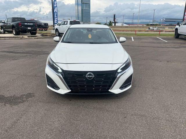 Photo of 2023 Pearl White Tri-Coat Nissan Altima