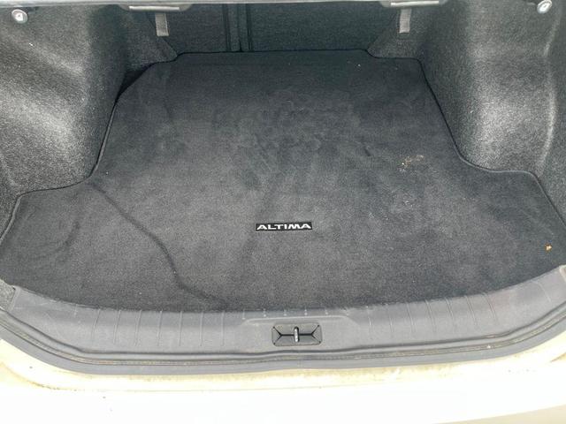Photo of 2023 Pearl White Tri-Coat Nissan Altima