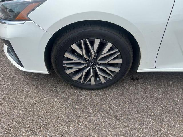 Photo of 2023 Pearl White Tri-Coat Nissan Altima