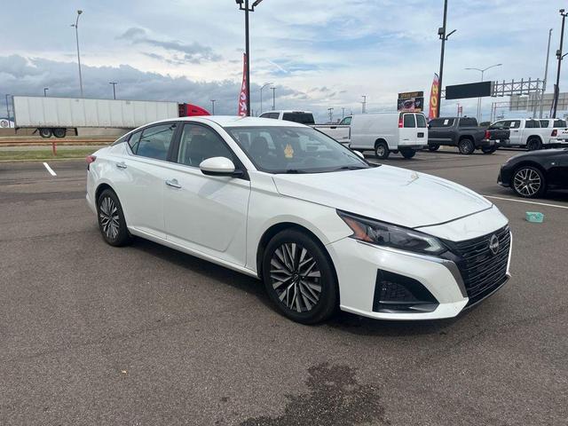 Photo of 2023 Pearl White Tri-Coat Nissan Altima