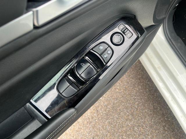 Photo of 2023 Pearl White Tri-Coat Nissan Altima
