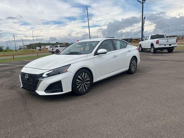 Photo of 2023 Pearl White Tri-Coat Nissan Altima