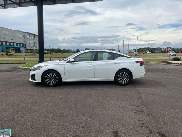Photo of 2023 Pearl White Tri-Coat Nissan Altima