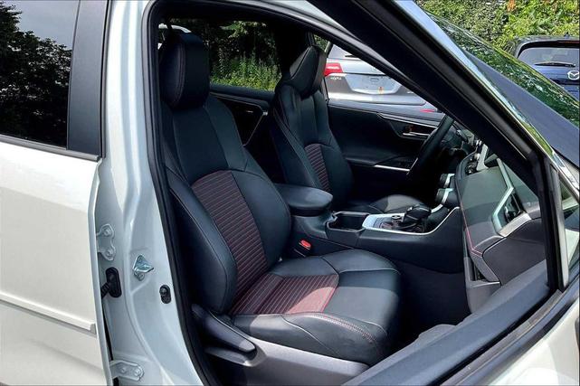 Photo of 2022 Blizzard Pearl/Midnight Black Metallic Toyota RAV4 Prime