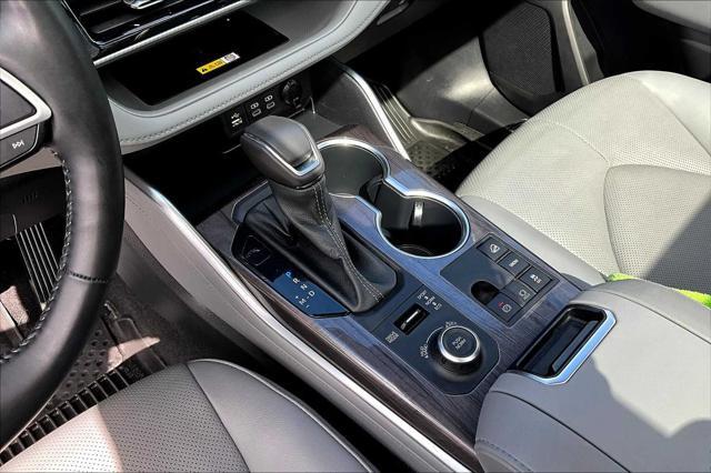 Photo of 2023 Midnight Black Metallic Toyota Highlander