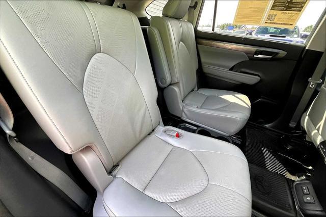 Photo of 2023 Midnight Black Metallic Toyota Highlander