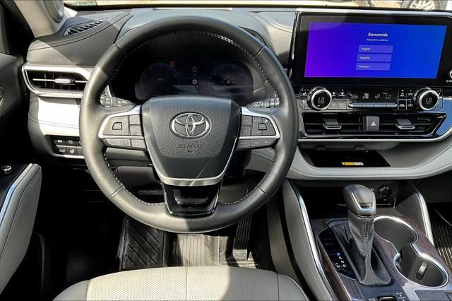 Photo of 2023 Midnight Black Metallic Toyota Highlander