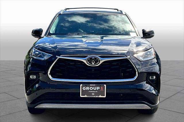 Photo of 2023 Midnight Black Metallic Toyota Highlander