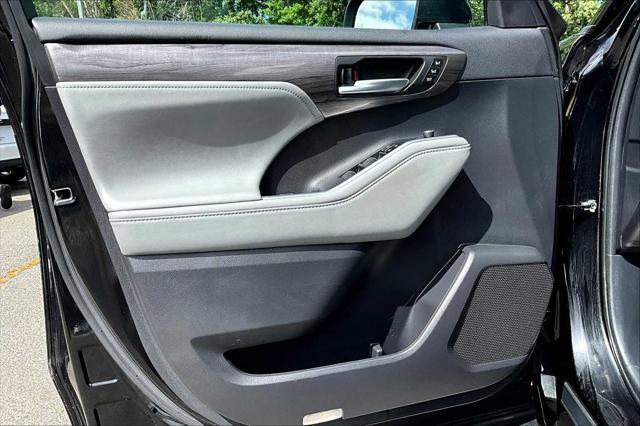 Photo of 2023 Midnight Black Metallic Toyota Highlander