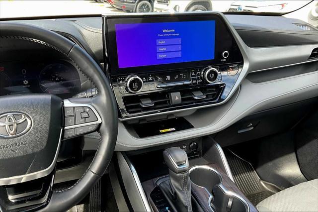 Photo of 2023 Midnight Black Metallic Toyota Highlander
