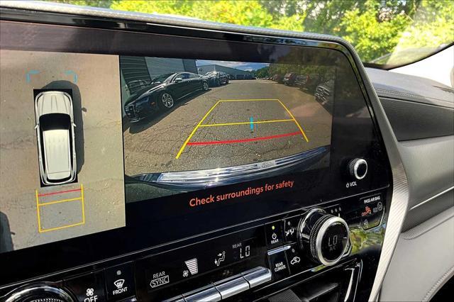 Photo of 2023 Midnight Black Metallic Toyota Highlander