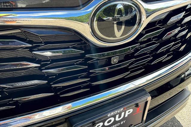 Photo of 2023 Midnight Black Metallic Toyota Highlander