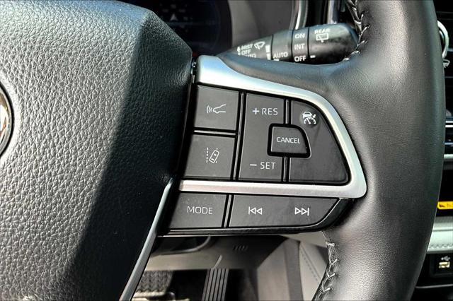 Photo of 2023 Midnight Black Metallic Toyota Highlander