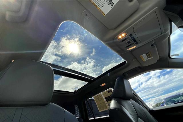 Photo of 2023 Midnight Black Metallic Toyota Highlander