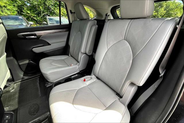 Photo of 2023 Midnight Black Metallic Toyota Highlander