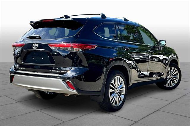 Photo of 2023 Midnight Black Metallic Toyota Highlander
