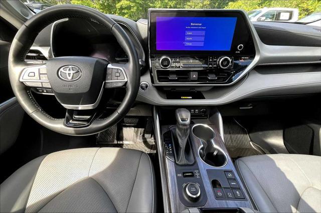 Photo of 2023 Midnight Black Metallic Toyota Highlander