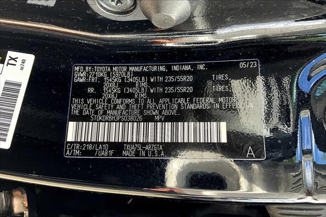 Photo of 2023 Midnight Black Metallic Toyota Highlander