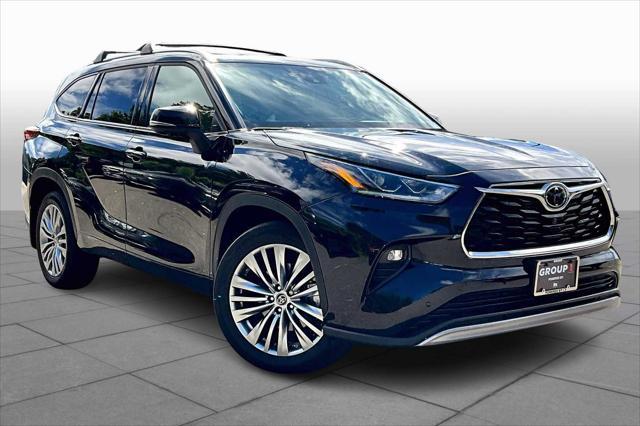 Photo of 2023 Midnight Black Metallic Toyota Highlander