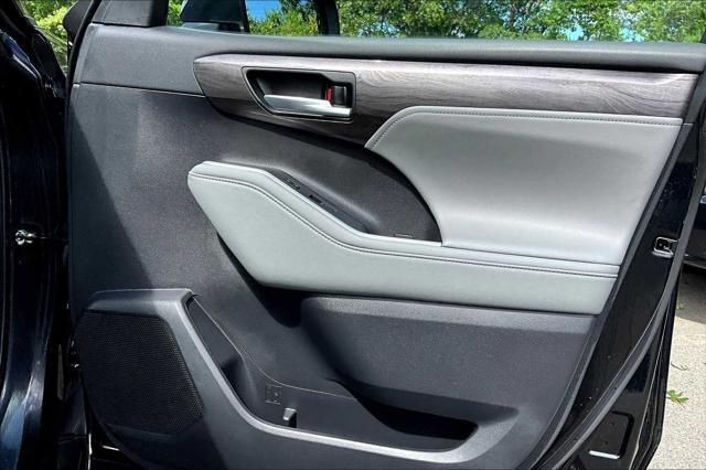 Photo of 2023 Midnight Black Metallic Toyota Highlander