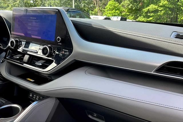 Photo of 2023 Midnight Black Metallic Toyota Highlander