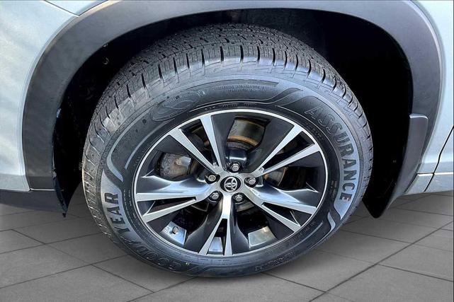 Photo of 2018 Celestial Silver Metallic Toyota Highlander