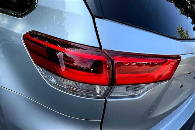 Photo of 2018 Celestial Silver Metallic Toyota Highlander
