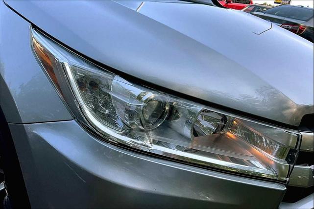 Photo of 2018 Celestial Silver Metallic Toyota Highlander