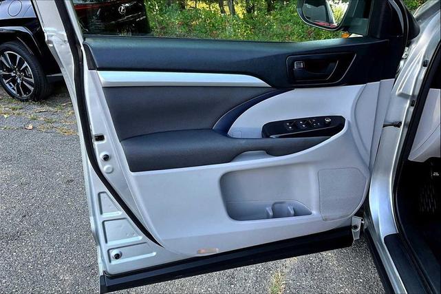 Photo of 2018 Celestial Silver Metallic Toyota Highlander