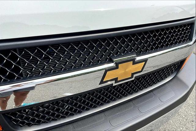 Photo of 2025 Summit White Chevrolet Express 3500