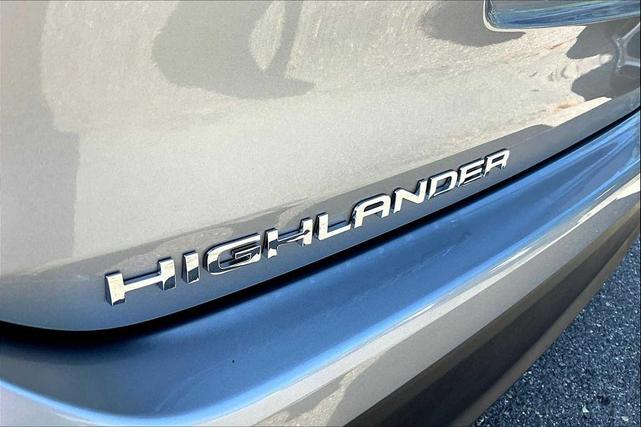 Photo of 2024 Celestial Silver Metallic Toyota Highlander Hybrid