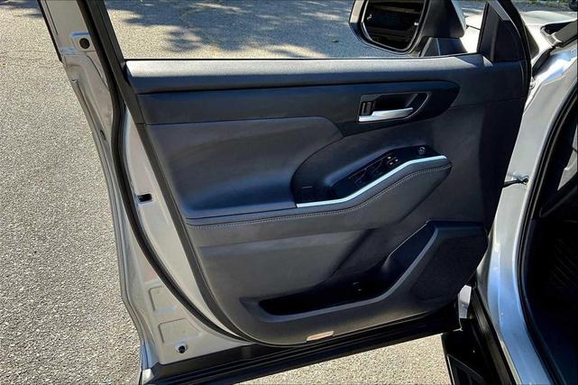 Photo of 2024 Celestial Silver Metallic Toyota Highlander Hybrid