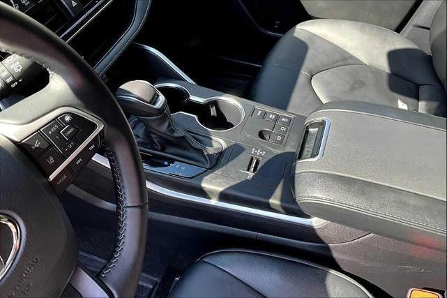 Photo of 2024 Celestial Silver Metallic Toyota Highlander Hybrid