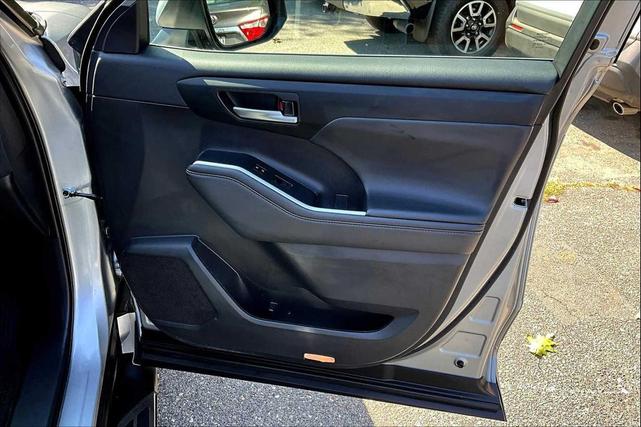 Photo of 2024 Celestial Silver Metallic Toyota Highlander Hybrid