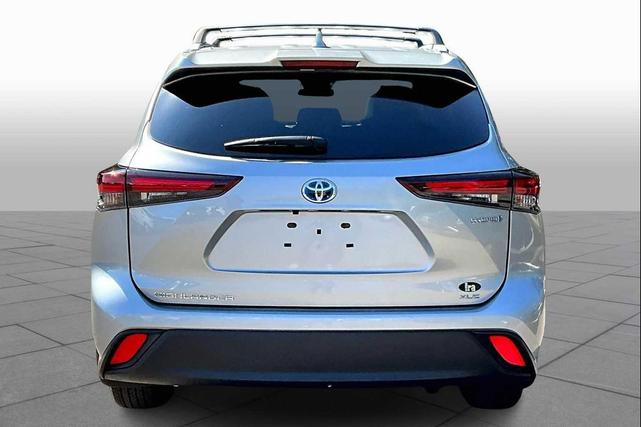 Photo of 2024 Celestial Silver Metallic Toyota Highlander Hybrid